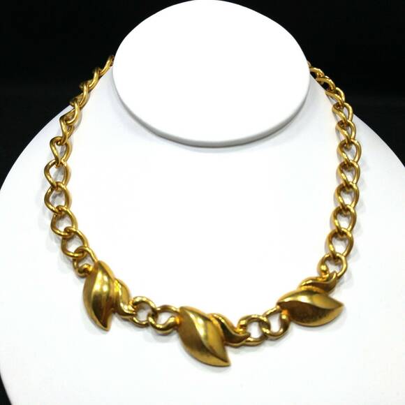 Vintage Monet Three Leaf Gold Plated Chain Necklace 1960s - Picture 2 of 9